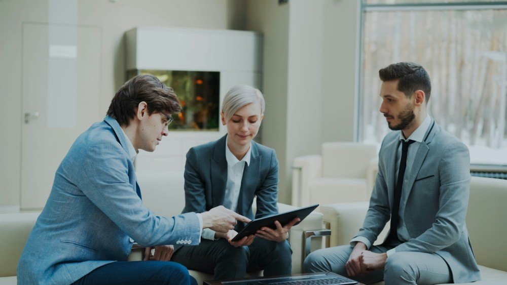 titre-professionnel-conseiller-commercial-rncp37717 Conseiller commercial en entretien de vente avec un client