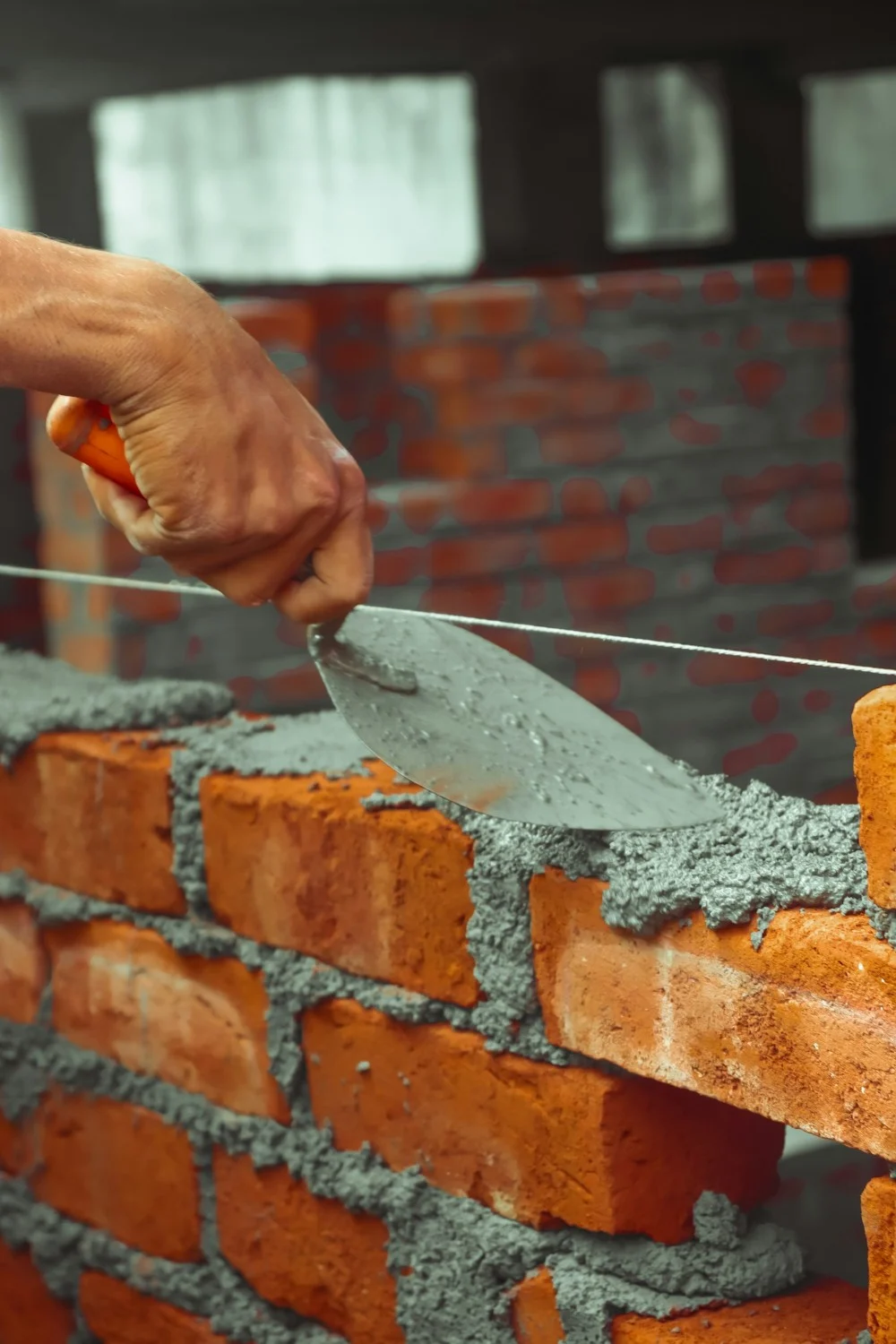 macon-montage-mur-parpaings-chantier